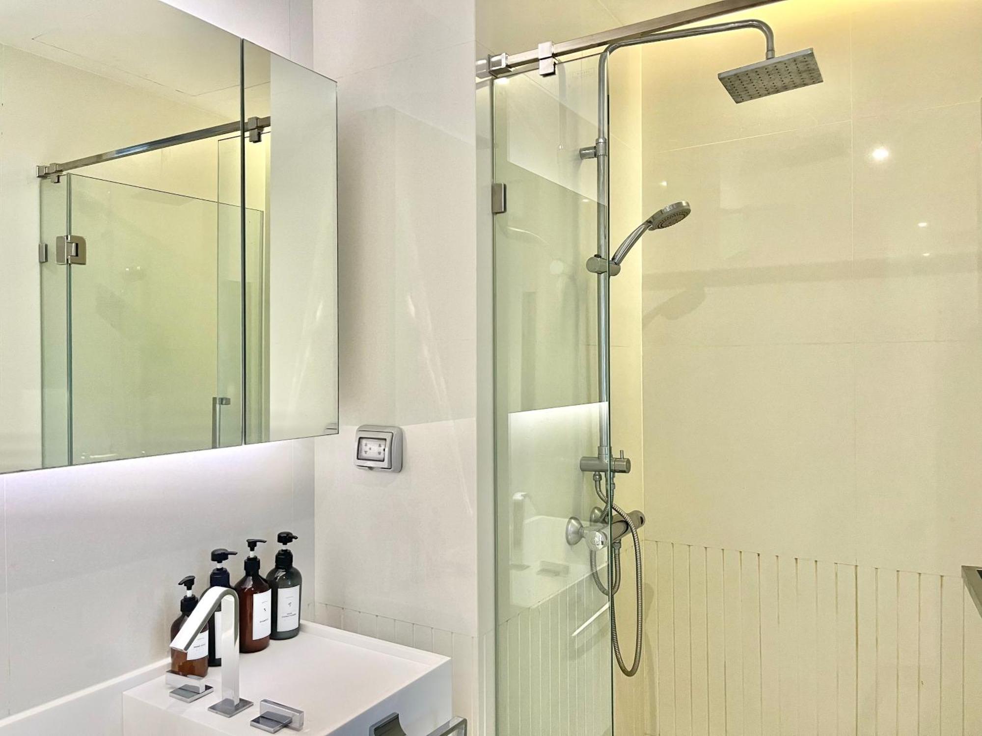 Sukhumvit 11#luxury#pool#gym#bts Nana&mrt Sukhumvit#1br#max2ppl Căn hộ